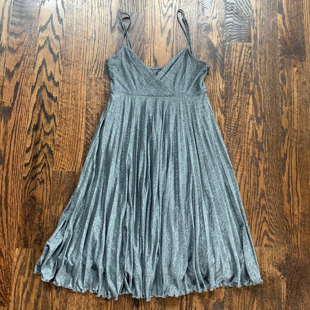 Sz XS. Max and Cleo silver metallic accordion skirt spaghetti strap dress